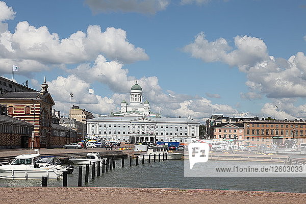 Die lutherische Kathedrale vom Südhafen aus gesehen  Helsinki  Finnland  2011. Künstler: Sheldon Marshall