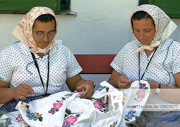 Zwei ungarische Frauen beim Sticken. Künstler: CM Dixon Künstler: Unbekannt
