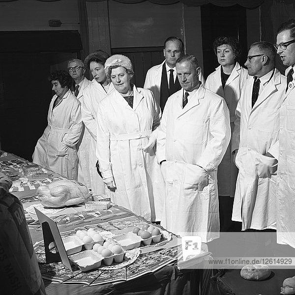 Lokale Würdenträger bei einem Tag der offenen Tür bei Spillers Foods in Gainsborough  Lincolnshire  1962. Künstler: Michael Walters