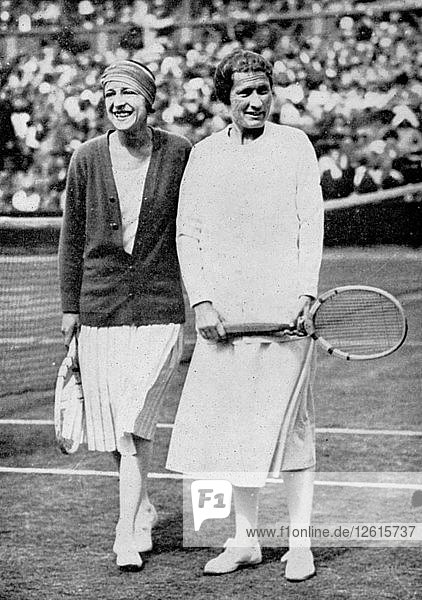 Suzanne Lenglen (links) und Elizabeth Ryan vor ihrem letzten Einzelspiel in Wimbledon  1925. Künstler: Unbekannt