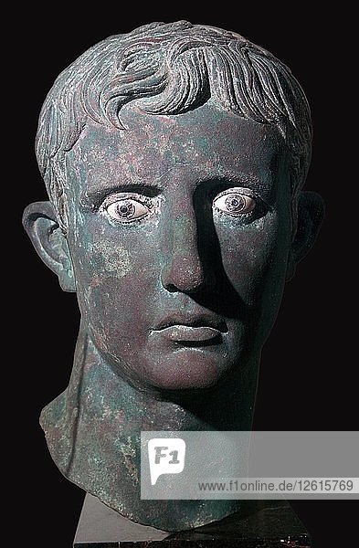 Bronzekopf des Augustus  römisch  aus Meroë  Sudan  ca. 27-c25 v. Chr. Künstler: Unbekannt
