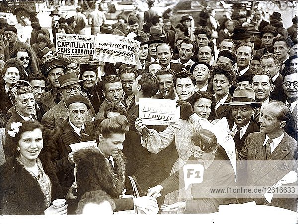 Feierlichkeiten zum VE-Tag  Paris  8. Mai 1945. Künstler: Unbekannt