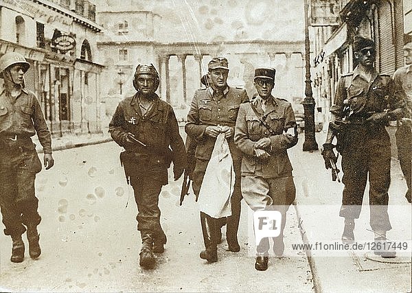 Ein deutscher Offizier in Begleitung französischer Soldaten bei der Befreiung von Paris  Zweiter Weltkrieg  1944. Künstler: Unbekannt