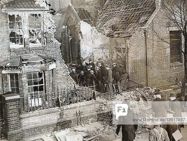 Durch ein abgestürztes RAF-Flugzeug beschädigtes Haus  Leytonstone  London  Zweiter Weltkrieg  11. Februar 1942. Künstler: Unbekannt