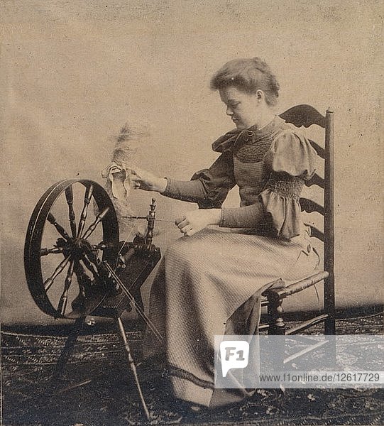 Eine Dame am Spinnrad um 1900. Künstlerin: Unbekannt