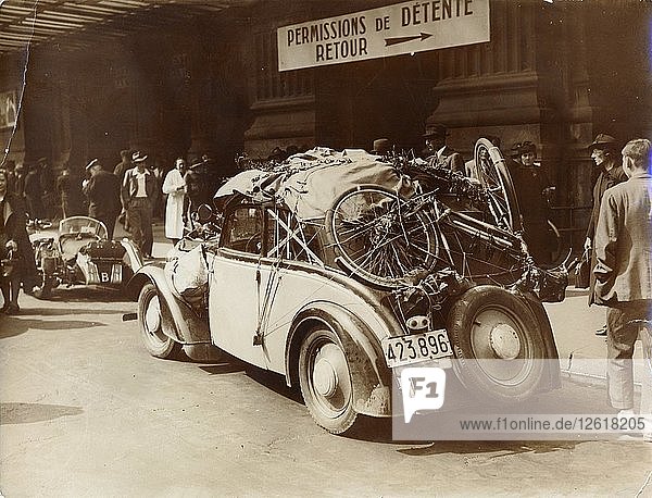 Ankunft von Flüchtlingen aus Belgien mit dem Auto in Paris  Zweiter Weltkrieg  Mai 1940. Künstler: Unbekannt