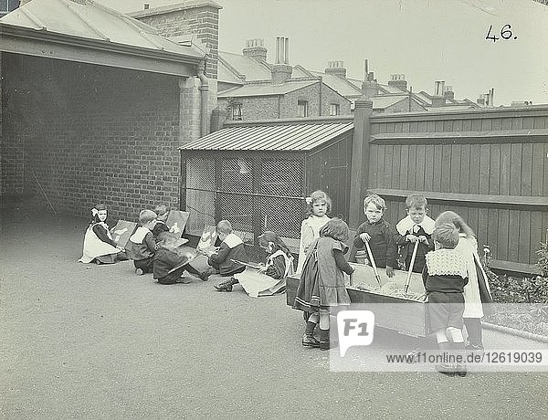 Kinder auf dem Spielplatz  Southfields Infants School  Wandsworth  London  1906. Künstler: Unbekannt.