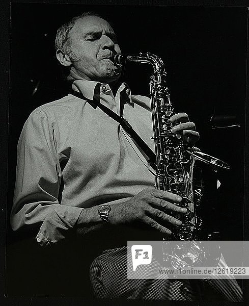 Der Saxophonist Bruce Turner spielt in The Stables  Wavendon  Buckinghamshire. Künstler: Denis Williams