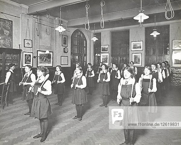 Schülerinnen in der Turnhalle des Ackmar Road Evening Institute for Women  London  1914. Künstler: Unbekannt.
