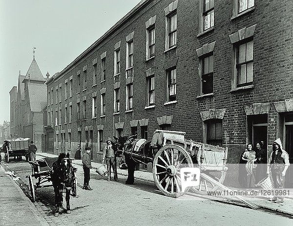 Staubmänner und Staubwagen in der Beckett Street  Camberwell  London  1903. Künstler: Unbekannt.