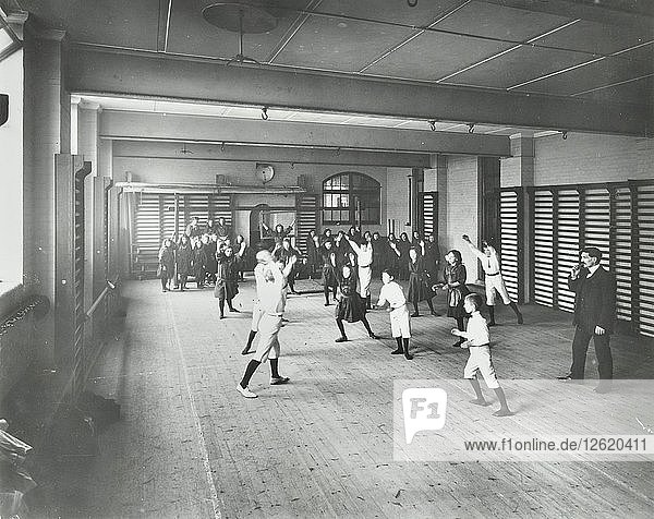 Jungen und Mädchen spielen Netzball  Cable Street School  Stepney  London  1908. Künstler: Unbekannt.