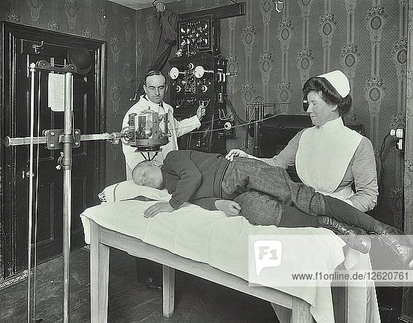 Röntgenraum für Ringelwürmer  Woolwich School Treatment Centre  London  1914. Künstler: Unbekannt.