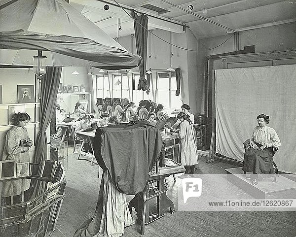 Fotografie-Schülerinnen bei der Arbeit  Bloomsbury Trade School for Girls  London  1911. Künstler: Unbekannt.