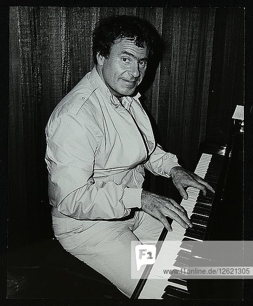 Der amerikanische Posaunist und Lehrer Phil Wilson spielt Klavier  London  1985. Künstler: Denis Williams