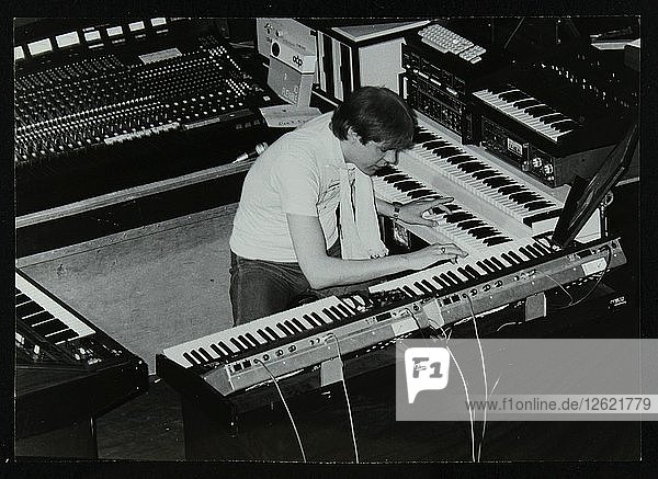 Der deutsche Elektronikmusiker Klaus Schulze im Forum Theatre  Hatfield  Hertfordshire  1983. Künstler: Denis Williams