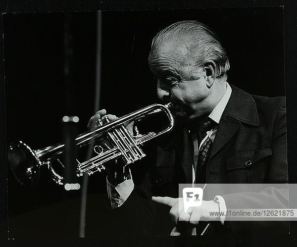 Der Trompeter Kenny Baker spielt im Forum Theatre  Hatfield  Hertfordshire  1978. Künstler: Denis Williams