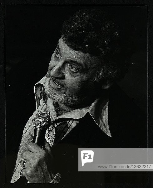 Frankie Laine auf der Bühne des Forum Theatre  Hatfield  Hertfordshire  10. Mai 1982. Künstler: Denis Williams