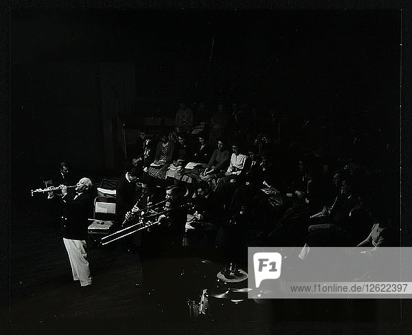 Jazzlegende Sidney Bechet spielt Sopransaxophon in der Colston Hall  Bristol  1956. Künstler: Denis Williams
