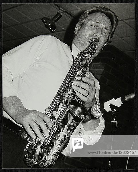 Der Saxophonist Peter King spielt im Fairway  Welwyn Garden City  Hertfordshire  14. April 1991. Künstler: Denis Williams