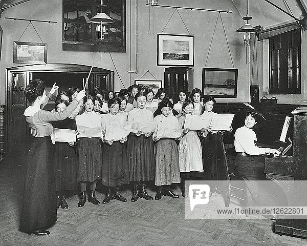 Gesangsunterricht  Laxon Street Evening Institute for Women  London  1914. Künstler: Unbekannt.
