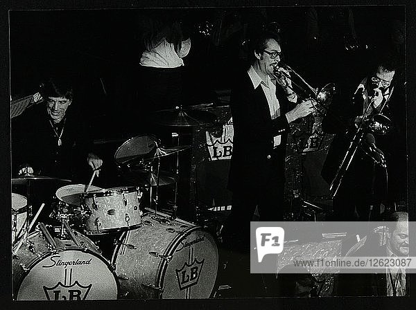 Schlagzeuger Louie Bellson und seine Big Band spielen im Forum Theatre  Hatfield  Hertfordshire  1979. Künstler: Denis Williams