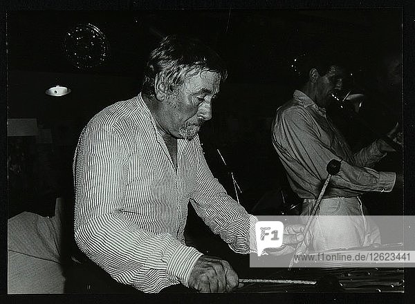 Bill Le Sage spielt das Vibraphon im The Bell  Codicote  Hertfordshire  12. September 1982. Künstler: Denis Williams