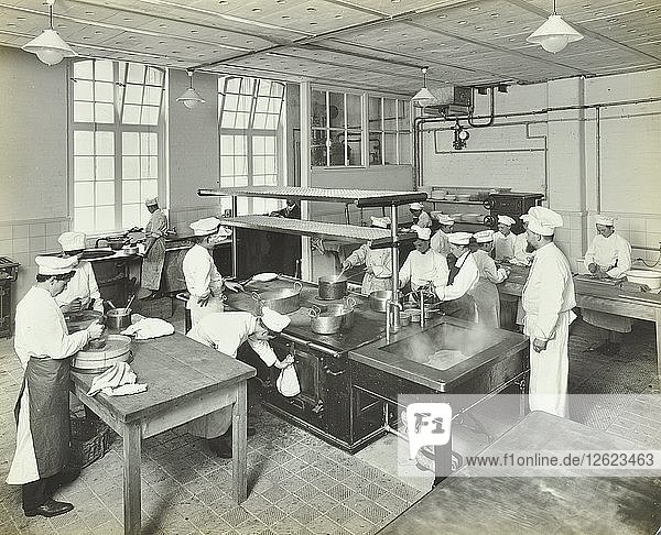 Männliche Kochschüler bei der Arbeit in der Küche  Westminster Technical Institute  London  1910. Künstler: Unbekannt.