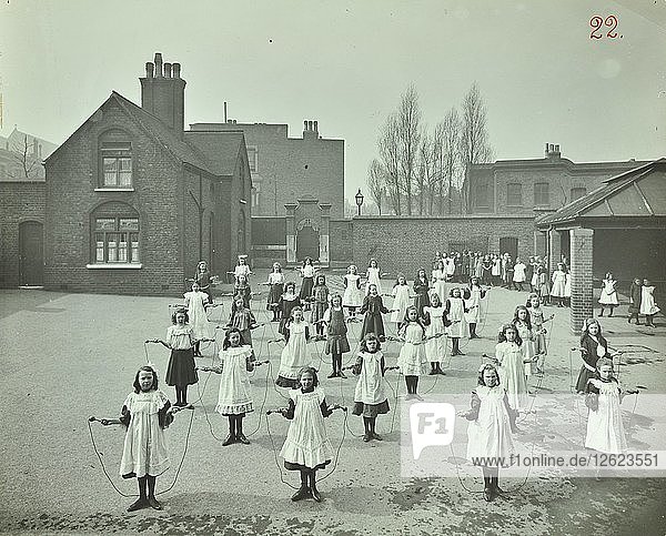 Mädchen beim Seilspringen  Rushmore Road Girls School  Hackney  1908. Künstler: Unbekannt.