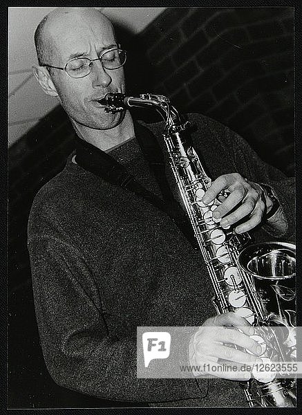 Altsaxophonist Martin Speake spielt im Fairway  Welwyn Garden City  Hertfordshire  2003. Künstler: Denis Williams