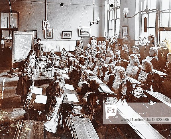 Naturwissenschaftlicher Unterricht  Albion Street Girls School  Rotherhithe  London  1908. Künstler: Unbekannt.