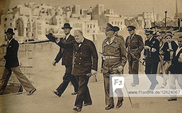 Mr. Churchill hat Malta besucht  wo er mit Feldmarschall Lord Gort zu sehen ist  1943-1944. Künstler: Unbekannt.