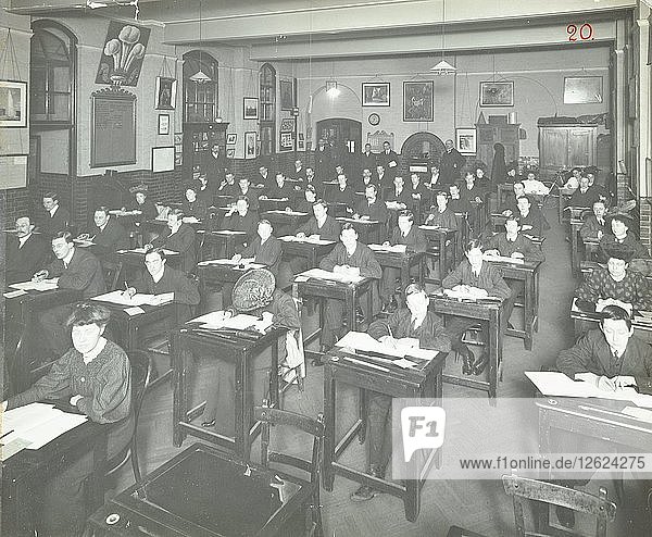 Examensklasse für männliche und weibliche Studenten  Queens Road Evening Institute  London  1908. Künstler: Unbekannt.