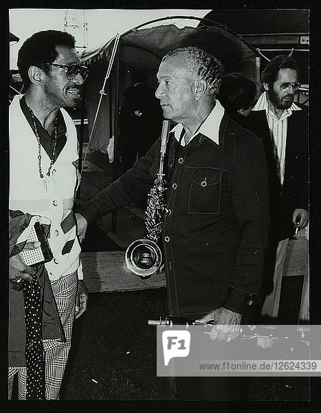 Philly Joe Jones und Earle Warren unterhalten sich auf dem Newport Jazz Festival  Middlesbrough  1978. Künstler: Denis Williams