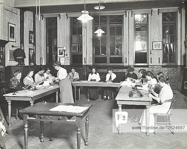 Hutmacherklasse  Ackmar Road Evening Institute for Women  London  1914. Künstler: Unbekannt.