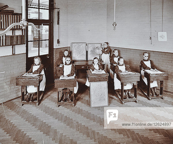Geografiestunde in der Elm Lodge Residential School for Elder Blind Girls  London  1908. Künstler: Unbekannt.