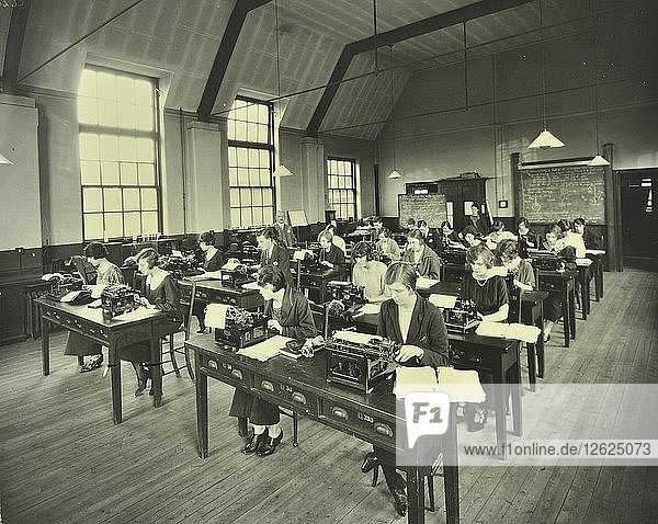 Schreibmaschinenkurs  Bow and Bromley Commercial Institute  London  1924. Künstler: Unbekannt.