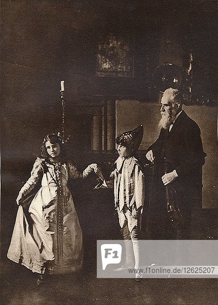 Elizabeth Angela Marguerite Bowes-Lyon  in einer Tanzstunde mit ihrem Bruder  1909. Künstler: Unbekannt.