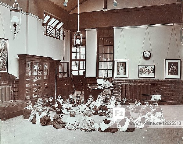 Musikunterricht  Southfields Infants School  Wandsworth  London  1906. Künstler: Unbekannt.