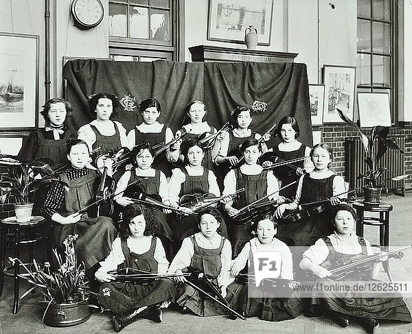 Violinistinnen  Myrdle Street Girls School  Stepney  London  1908. Künstler: Unbekannt.