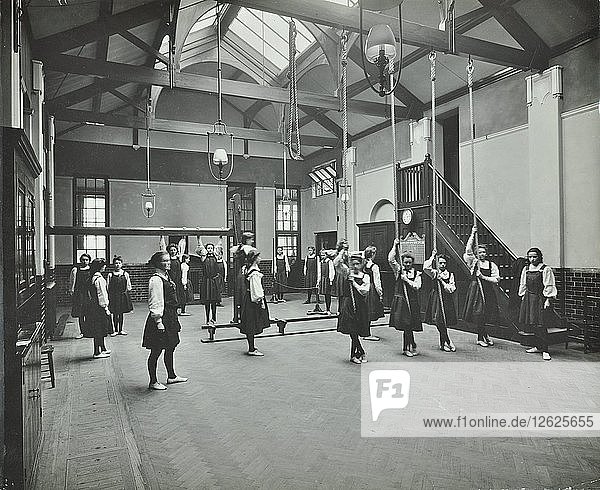 Mädchen in der Turnhalle  Fulham County Secondary School  London  1908. Künstler: Unbekannt.