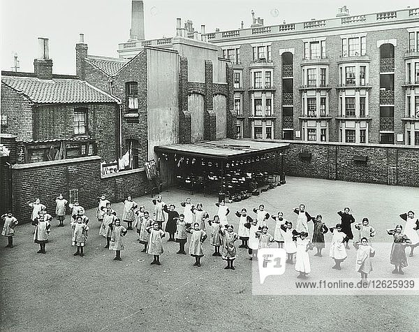 Übungsstunde im Freien  Ben Jonson School  Stepney  London  1911. Künstler: Unbekannt.