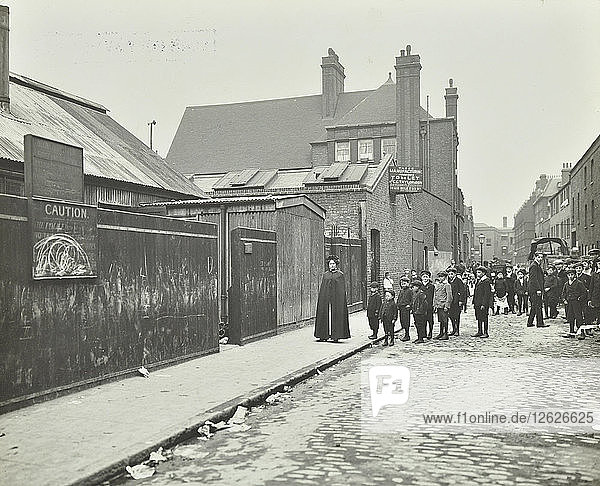 Kinder auf dem Weg zur Finch Street Cleansing Station  Stepney  London  1911. Künstler: Unbekannt.