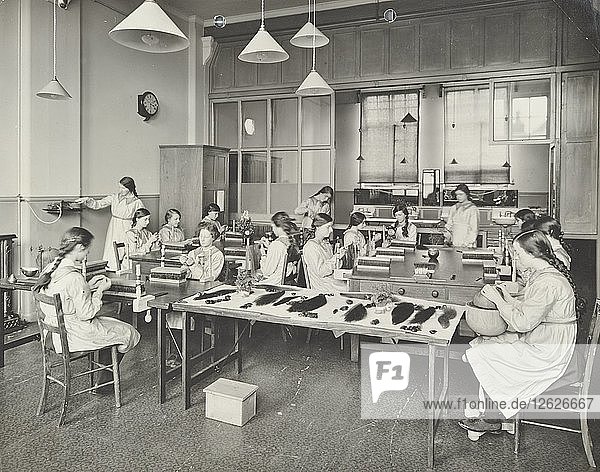 Friseurkurs  Barrett Street Trade School for Girls  London  1915. Künstler: Unbekannt.