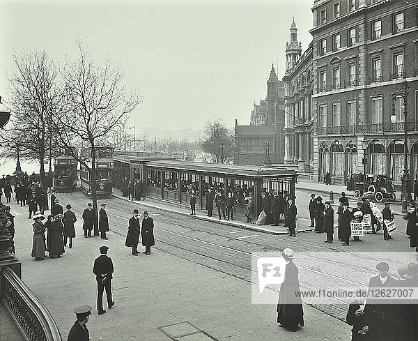 Menschenschlange vor der Blackfriars Tramway  London  1912. Künstler: Unbekannt.