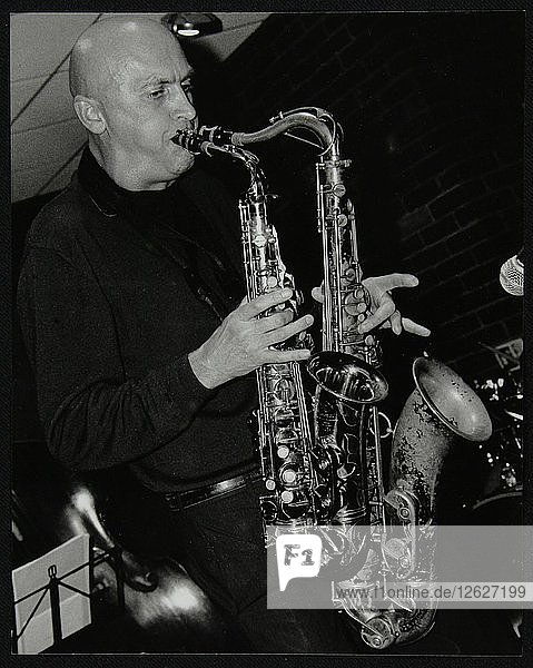 Kelvin Christiane spielt zwei Saxophone in The Fairway  Welwyn Garden City  Hertfordshire  2002. Künstler: Denis Williams