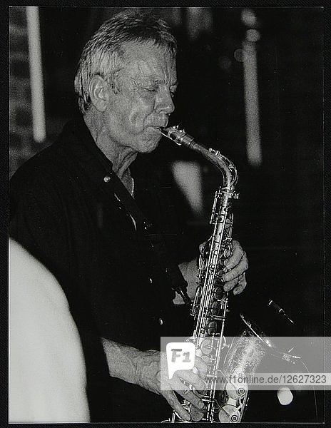 Pat Crumly spielt Altsaxophon in The Fairway  Welwyn Garden City  Hertfordshire  10. Mai 1998. Künstler: Denis Williams