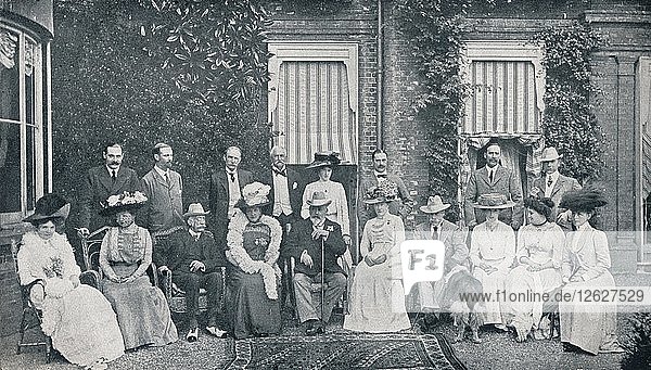 Die königliche Hausparty in The Grove  Watford  Lord Clarendons Wohnsitz  im Juli 1909 (1911). Künstler: Frederick Downer & Söhne.