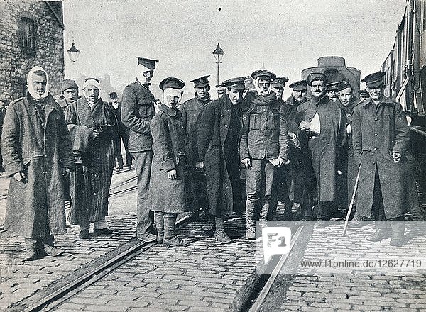 Eine Gruppe von Verwundeten aus Neuve Chapelle in einem französischen Bahnhof  1915. Künstler: Unbekannt