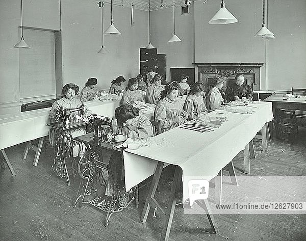 Korsettmacherklasse  Bloomsbury Trade School for Girls  London  1911. Künstler: Unbekannt.