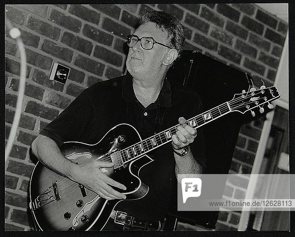 Jim Mullen spielt Gitarre im The Fairway  Welwyn Garden City  Hertfordshire  3. August 1997. Künstler: Denis Williams